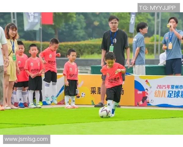 足球明星可动公仔带你领略绿茵场上的激情与魅力，收藏你的偶像瞬间