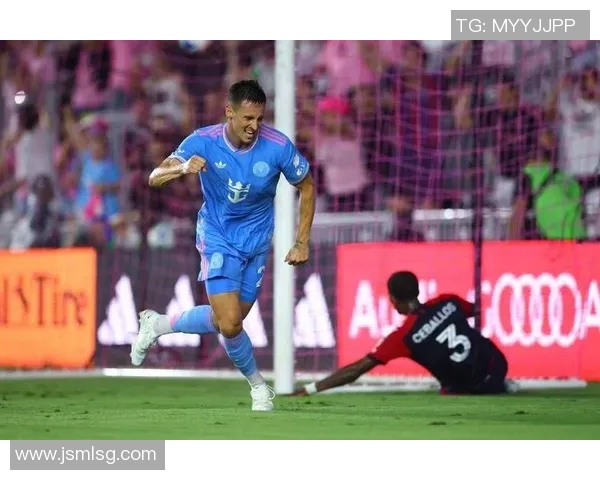 足球明星在场外的亲密互动揭秘他们是否喜欢亲亲抱抱的真实生活态度