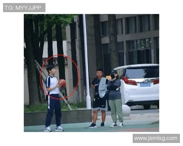 小礼物与篮球明星的奇妙邂逅探索他们背后的故事与荣耀